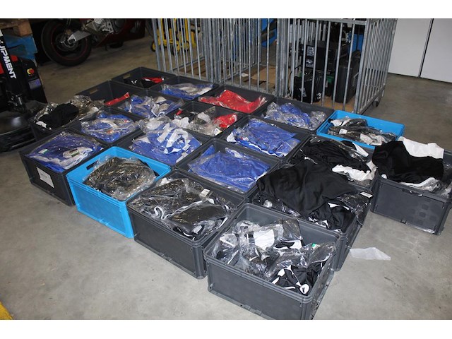 Ruim 300 stuks basketbalbroeken en shirts nike in 20 kunststoffen kratten. ruim 300 stuks in diverse maten ... - afbeelding 1 van  7