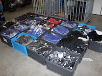 Ruim 300 stuks basketbalbroeken en shirts nike in 20 kunststoffen kratten. ruim 300 stuks in diverse maten ...