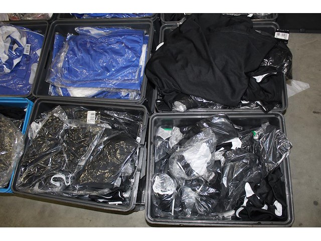 Ruim 300 stuks basketbalbroeken en shirts nike in 20 kunststoffen kratten. ruim 300 stuks in diverse maten ... - afbeelding 2 van  7