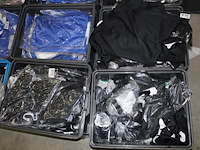 Ruim 300 stuks basketbalbroeken en shirts nike in 20 kunststoffen kratten. ruim 300 stuks in diverse maten ... - afbeelding 2 van  7