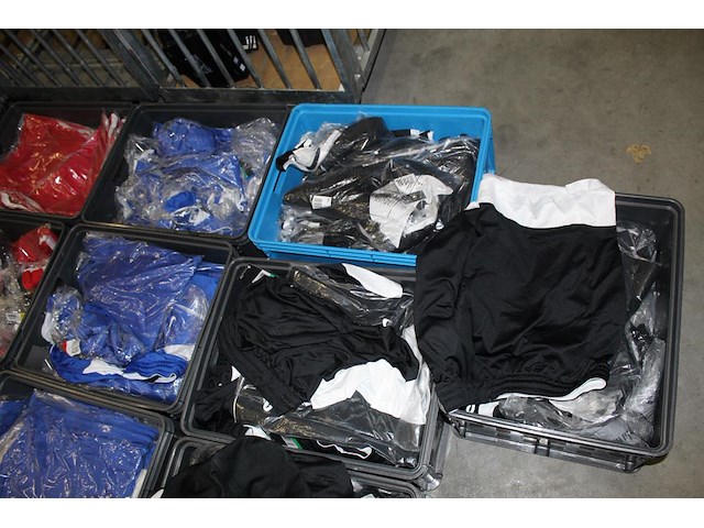Ruim 300 stuks basketbalbroeken en shirts nike in 20 kunststoffen kratten. ruim 300 stuks in diverse maten ... - afbeelding 3 van  7