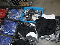Ruim 300 stuks basketbalbroeken en shirts nike in 20 kunststoffen kratten. ruim 300 stuks in diverse maten ... - afbeelding 3 van  7