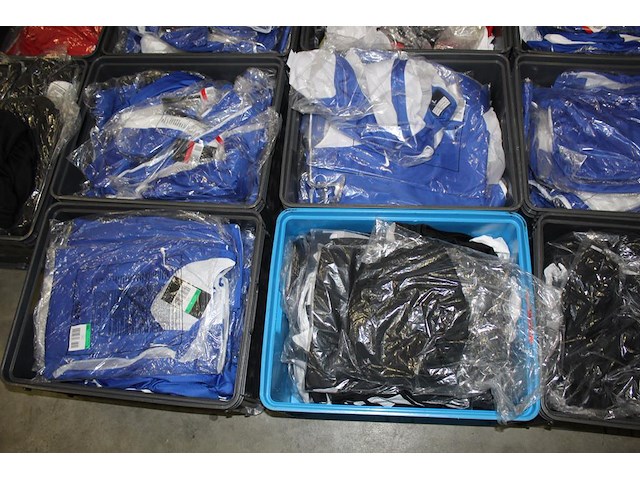 Ruim 300 stuks basketbalbroeken en shirts nike in 20 kunststoffen kratten. ruim 300 stuks in diverse maten ... - afbeelding 4 van  7