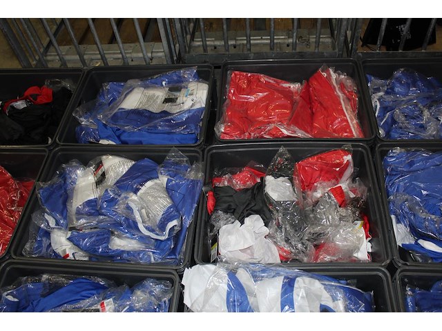 Ruim 300 stuks basketbalbroeken en shirts nike in 20 kunststoffen kratten. ruim 300 stuks in diverse maten ... - afbeelding 5 van  7
