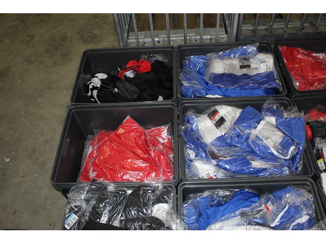 Ruim 300 stuks basketbalbroeken en shirts nike in 20 kunststoffen kratten. ruim 300 stuks in diverse maten ... - afbeelding 6 van  7