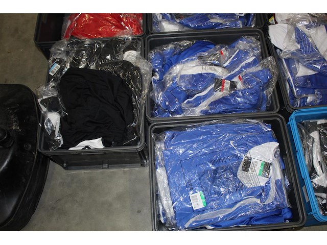 Ruim 300 stuks basketbalbroeken en shirts nike in 20 kunststoffen kratten. ruim 300 stuks in diverse maten ... - afbeelding 7 van  7