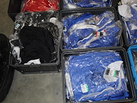 Ruim 300 stuks basketbalbroeken en shirts nike in 20 kunststoffen kratten. ruim 300 stuks in diverse maten ... - afbeelding 7 van  7