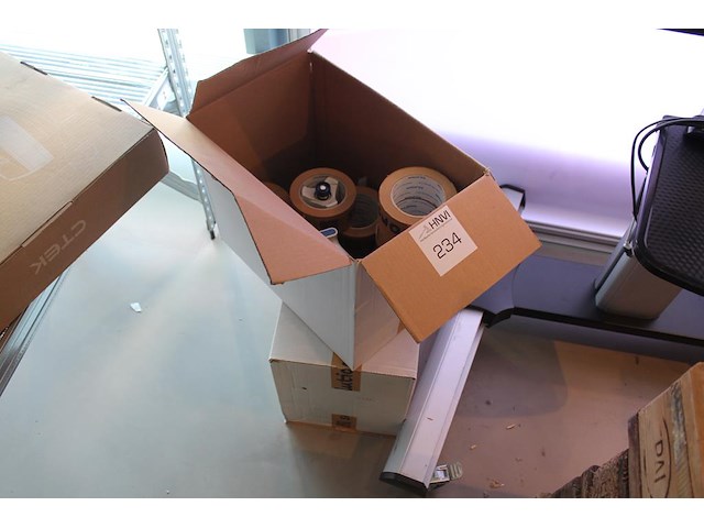 Ruim 40 rollen tape met tapedispenser. tape heeft reclameopdruk. - afbeelding 1 van  3