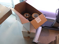 Ruim 40 rollen tape met tapedispenser. tape heeft reclameopdruk. - afbeelding 1 van  3