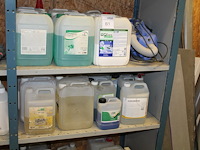Ruim 50 jerrycans met schoonmaakmiddelen waaronder glas- en windowcleaner, schoonmaakazijn, topcare hospita... - afbeelding 1 van  5