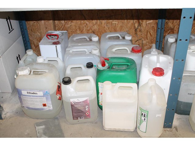 Ruim 50 jerrycans met schoonmaakmiddelen waaronder glas- en windowcleaner, schoonmaakazijn, topcare hospita... - afbeelding 3 van  5