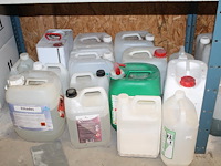 Ruim 50 jerrycans met schoonmaakmiddelen waaronder glas- en windowcleaner, schoonmaakazijn, topcare hospita... - afbeelding 3 van  5