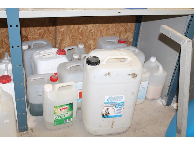 Ruim 50 jerrycans met schoonmaakmiddelen waaronder glas- en windowcleaner, schoonmaakazijn, topcare hospita... - afbeelding 4 van  5