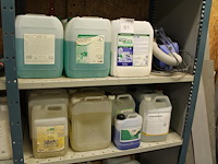 Ruim 50 jerrycans met schoonmaakmiddelen waaronder glas- en windowcleaner, schoonmaakazijn, topcare hospita... - afbeelding 5 van  5