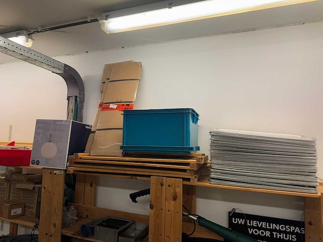 Ruimte met stellingen en inhoud - afbeelding 2 van  20