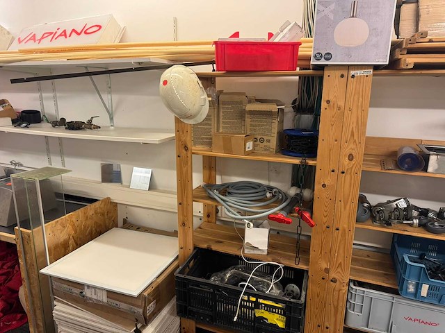 Ruimte met stellingen en inhoud - afbeelding 3 van  20