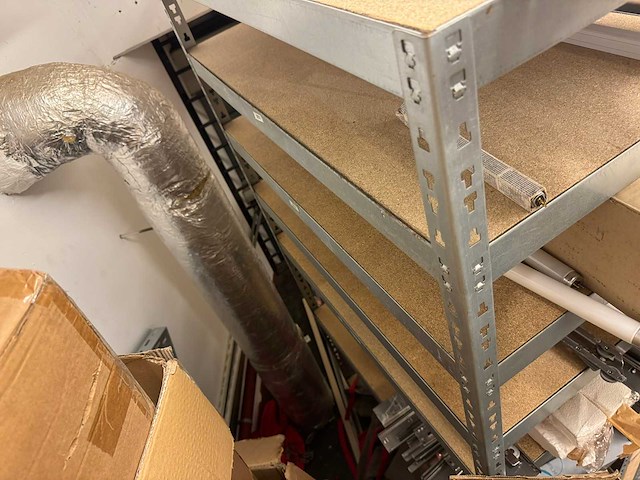 Ruimte met stellingen en inhoud - afbeelding 11 van  20