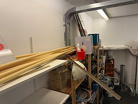 Ruimte met stellingen en inhoud - afbeelding 13 van  20