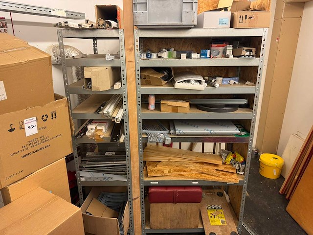 Ruimte met stellingen en inhoud - afbeelding 12 van  20