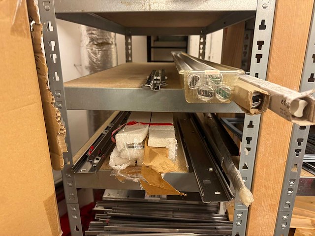 Ruimte met stellingen en inhoud - afbeelding 16 van  20