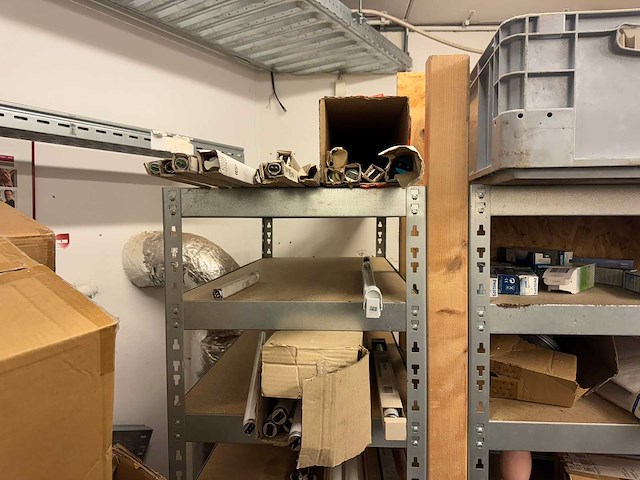 Ruimte met stellingen en inhoud - afbeelding 17 van  20