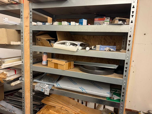 Ruimte met stellingen en inhoud - afbeelding 18 van  20