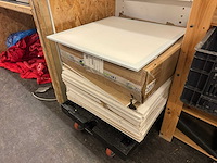 Ruimte met stellingen en inhoud - afbeelding 4 van  20