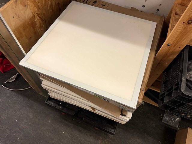 Ruimte met stellingen en inhoud - afbeelding 5 van  20