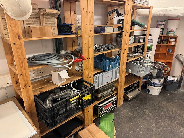 Ruimte met stellingen en inhoud - afbeelding 6 van  20