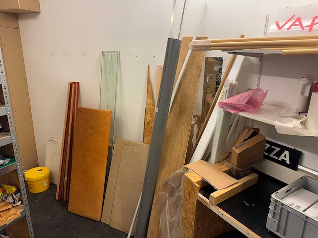 Ruimte met stellingen en inhoud - afbeelding 8 van  20