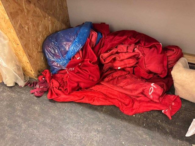 Ruimte met stellingen en inhoud - afbeelding 10 van  20