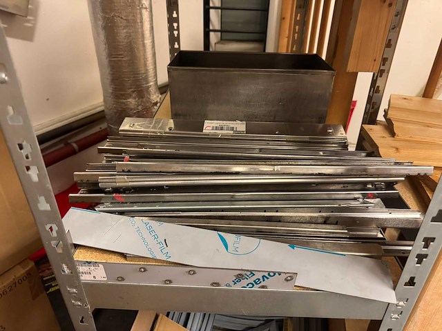 Ruimte met stellingen en inhoud - afbeelding 15 van  20