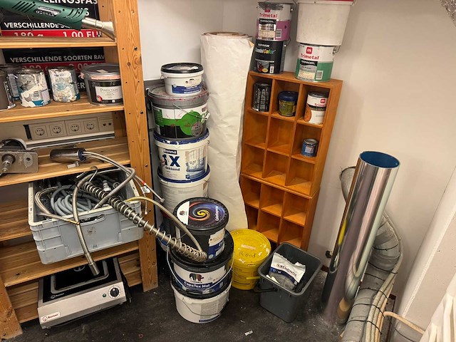 Ruimte met stellingen en inhoud - afbeelding 19 van  20