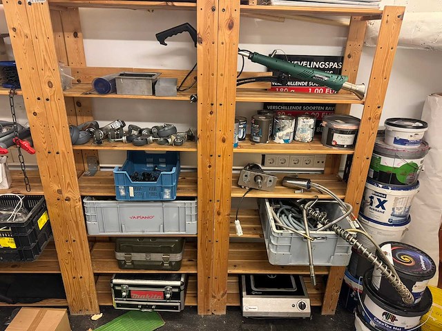 Ruimte met stellingen en inhoud - afbeelding 20 van  20