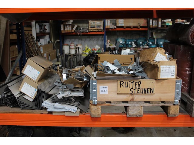 Ruitersteunen, hoekbeugels en nokbeugels op en naast pallet. - afbeelding 1 van  1