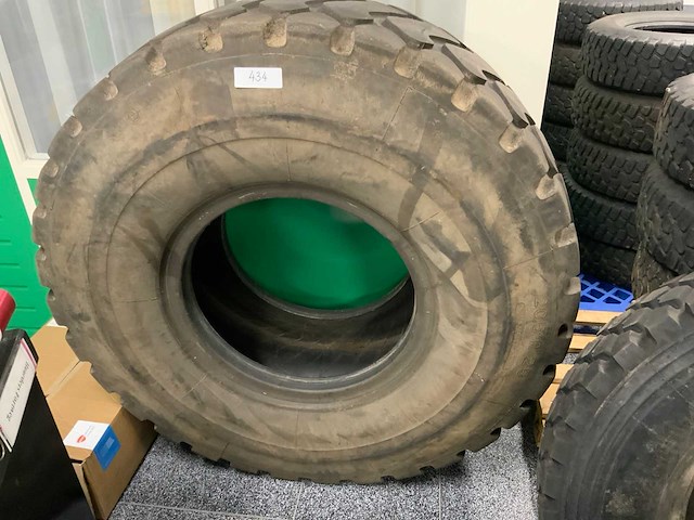 Runderneuert legerbanden - afbeelding 1 van  4