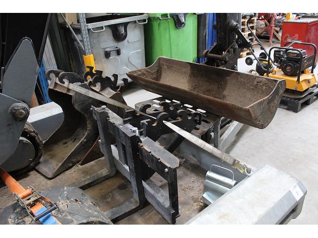 Rupsgraafmachine terex tc35. bouwjaar 2017. urenstand 1003. met drie graaf/sleuvenbakken en set voorzetlepe... onderdeel van combinatiekavel combinatiekavel van rupsgraafmachine en aanhanger. kavels b001 en b002 - afbeelding 6 van  24