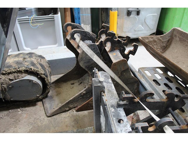 Rupsgraafmachine terex tc35. bouwjaar 2017. urenstand 1003. met drie graaf/sleuvenbakken en set voorzetlepe... onderdeel van combinatiekavel combinatiekavel van rupsgraafmachine en aanhanger. kavels b001 en b002 - afbeelding 8 van  24