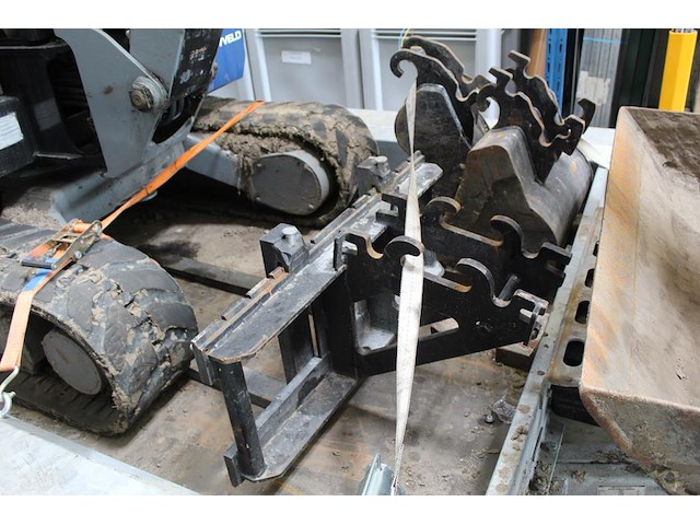 Rupsgraafmachine terex tc35. bouwjaar 2017. urenstand 1003. met drie graaf/sleuvenbakken en set voorzetlepe... onderdeel van combinatiekavel combinatiekavel van rupsgraafmachine en aanhanger. kavels b001 en b002 - afbeelding 9 van  24