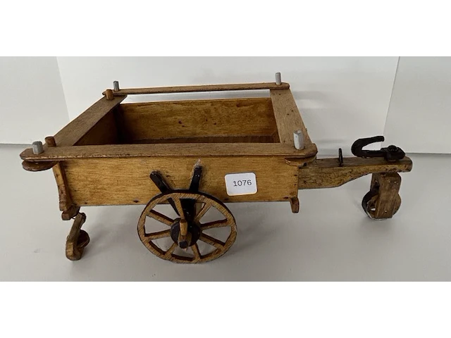 Rustiek houten miniatuur boerenkar - afbeelding 2 van  3