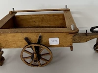 Rustiek houten miniatuur boerenkar - afbeelding 2 van  3