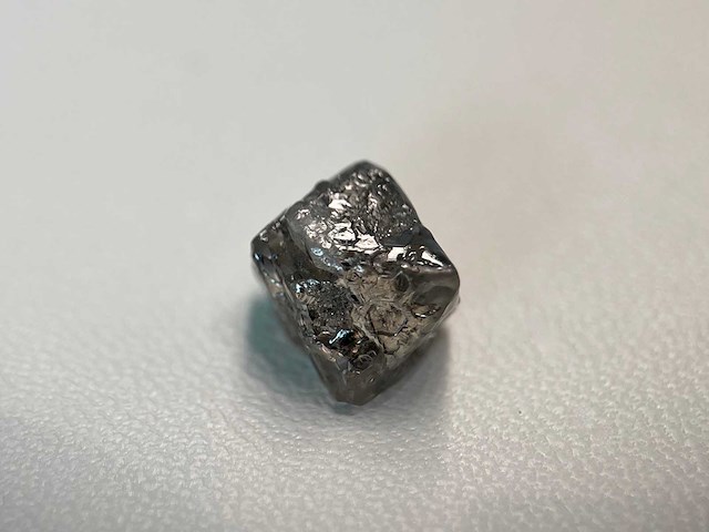 Ruwe diamant oktaeder vorm 4.56 carat - afbeelding 1 van  4