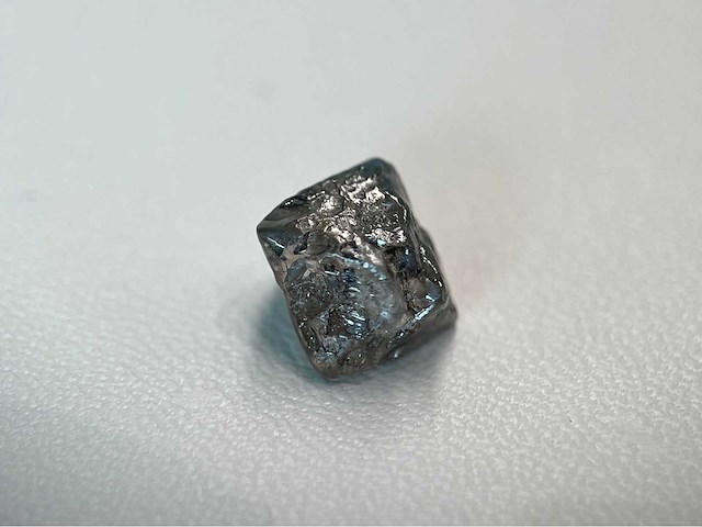 Ruwe diamant oktaeder vorm 4.56 carat - afbeelding 2 van  4