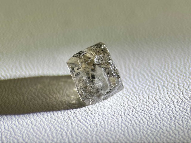 Ruwe diamant oktaeder vorm 4.56 carat - afbeelding 4 van  4