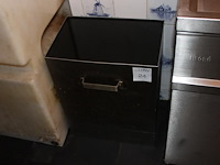 Rvs afvalbak met beugel. afmeting 46 x 30 x 59 cm.