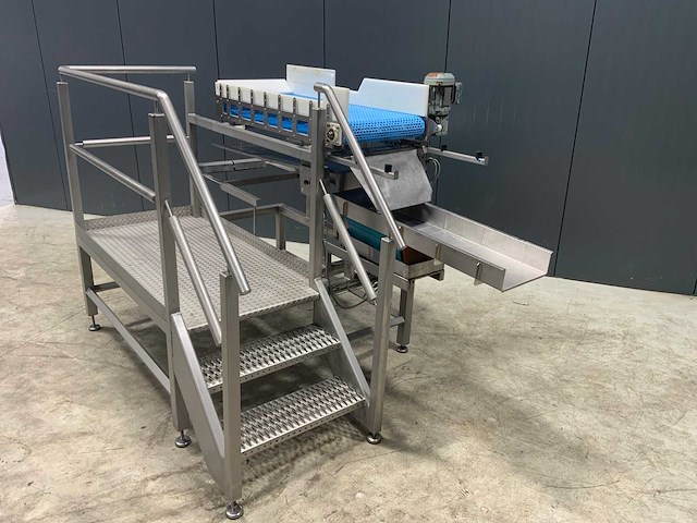 Rvs bordes met transportband en trilgoot - afbeelding 2 van  5