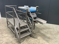 Rvs bordes met transportband en trilgoot - afbeelding 2 van  5