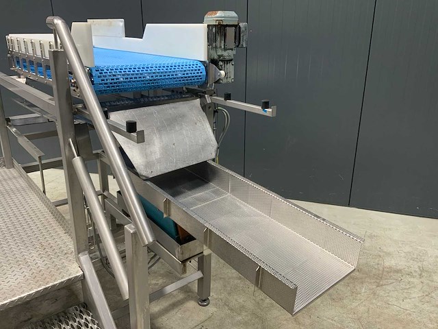 Rvs bordes met transportband en trilgoot - afbeelding 3 van  5