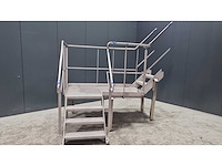 Rvs bordes met trap - afbeelding 1 van  1