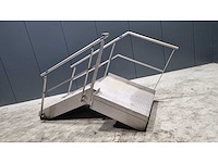 Rvs bordes met trap - afbeelding 1 van  2